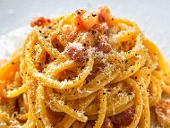 Спагети Карбонара с бекон, лук и готварска и заквасена сметана